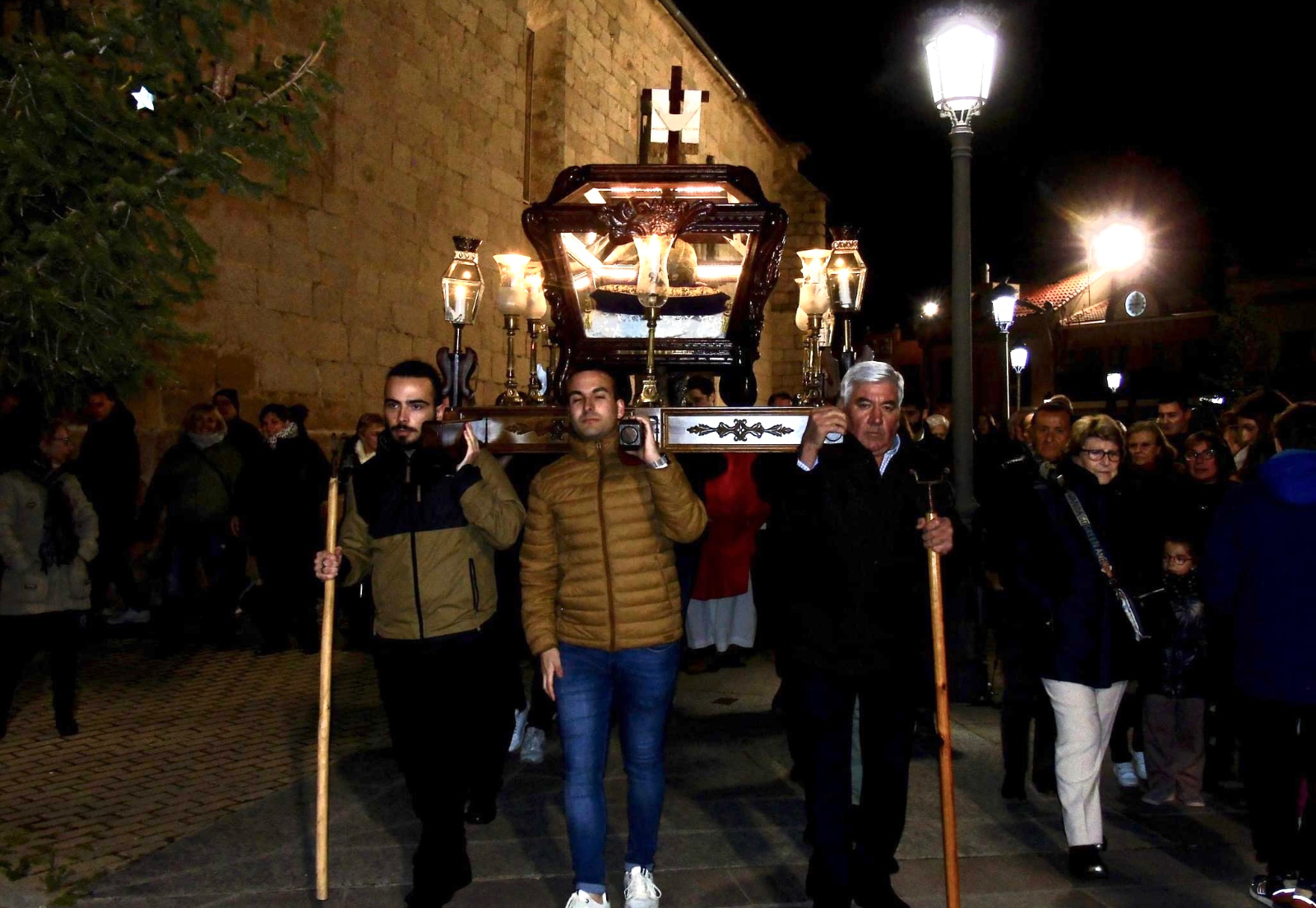Sobrio recogimiento en la procesión del Santo Entierro de Macotera