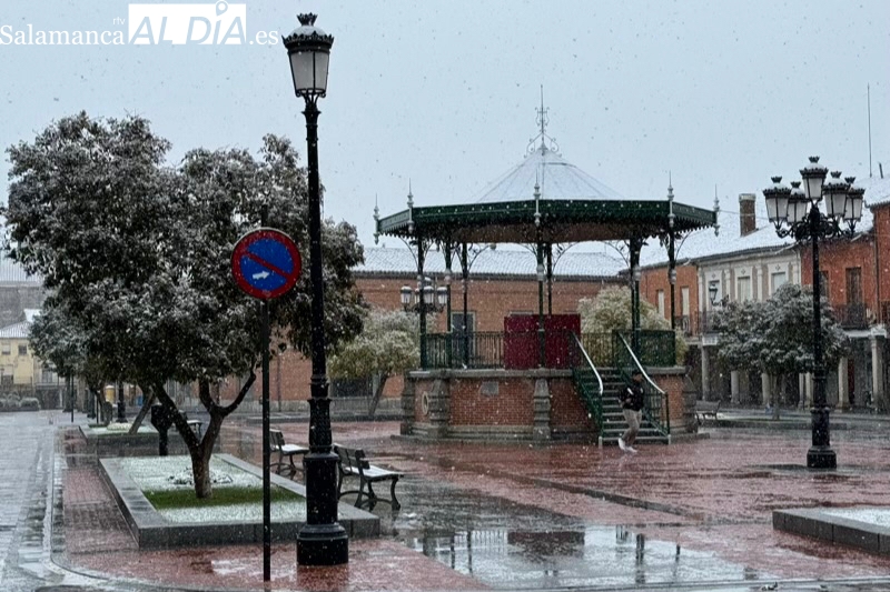 Una intensa nevada recibe al Domingo de Resurrección en Peñaranda