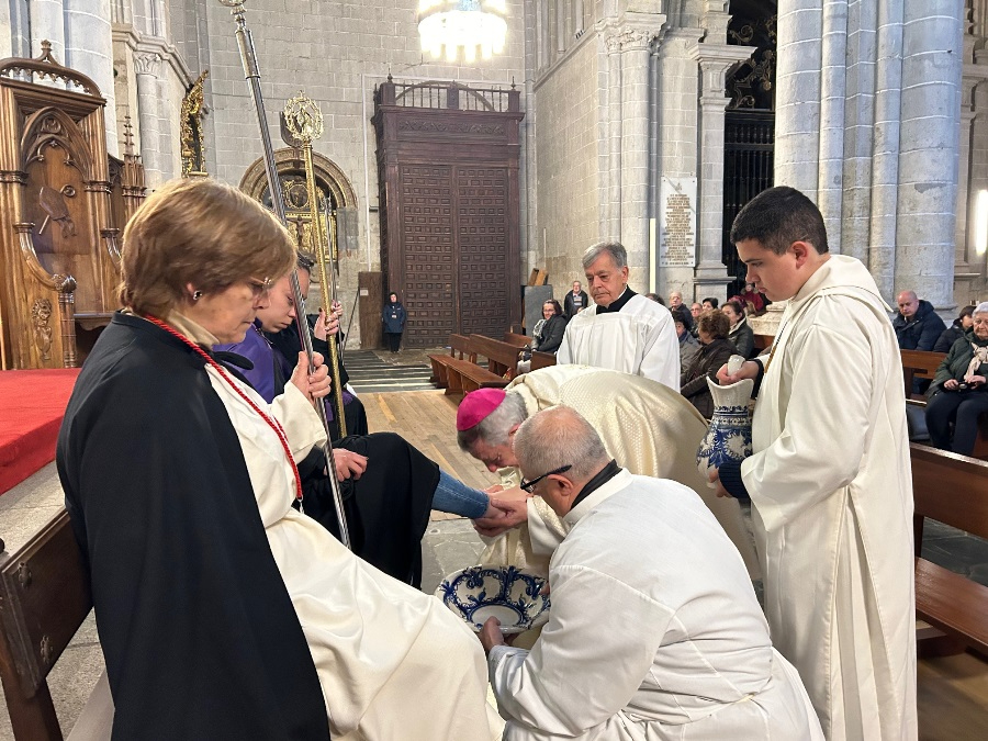 El Obispo lava los pies a representantes de cuatro cofradías