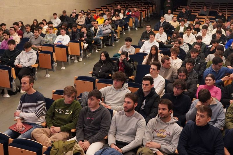 Estudiantes de Informática de la UPSA se acercan al mundo profesional en las V Jornadas sobre Tecnología, Empresa y Sociedad