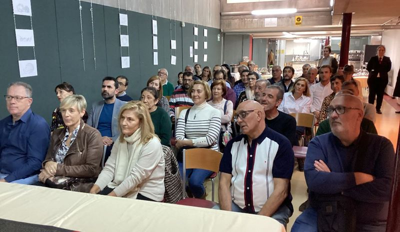 Isabel Bernardo presenta Los gatos no hacen preguntas en la Escuela de Hostelería de Santa Marta