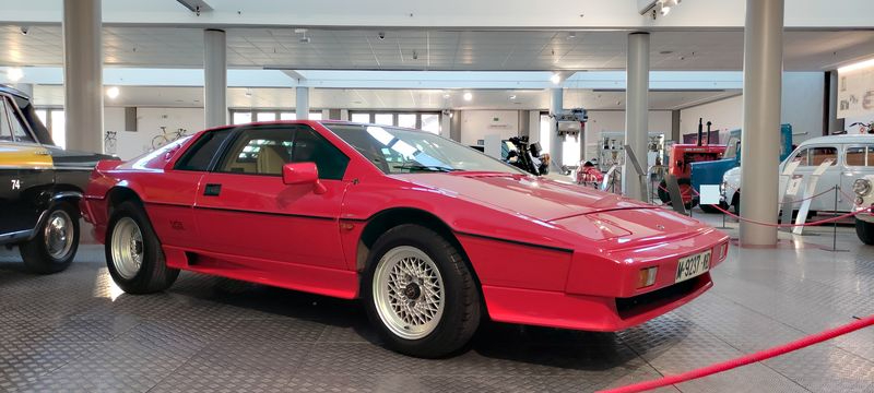 El Museo de Automoción incorpora un elegante Lotus Sprit Turbo16 V del año 1987 