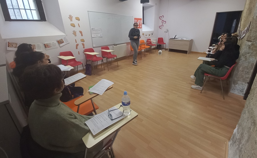 Las alumnas de la acción de Cocina de Cáritas se forman en igualdad de género