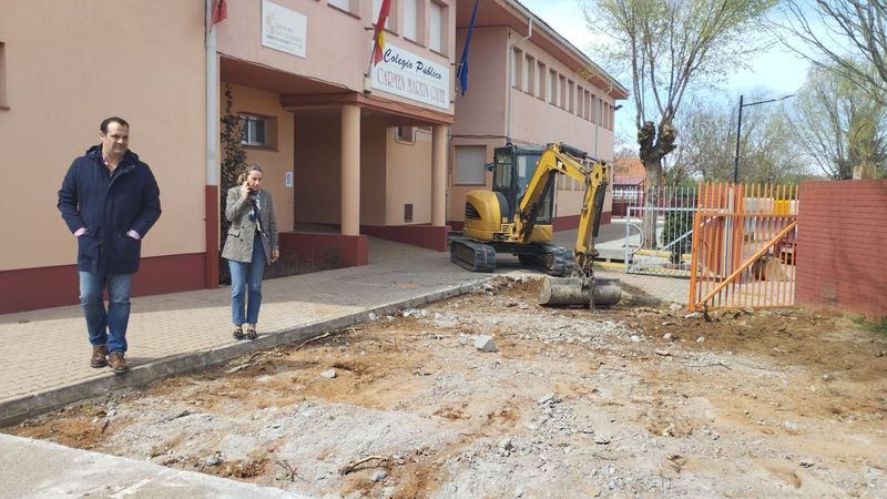 El Ayuntamiento de Santa Marta mejora la entrada del colegio Carmen Martín Gaite
