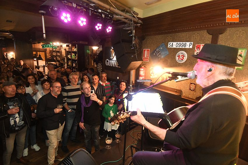 Pancho Varona llena el Yoanna Irish Pub con un concierto lleno de historia musical