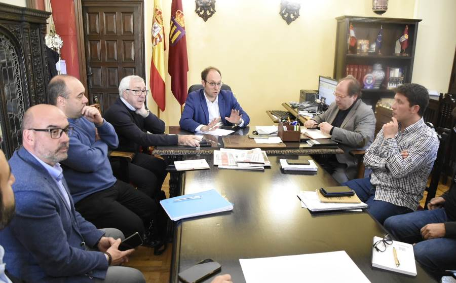 Marcos Iglesias se reúne con los alcaldes de La Bañeza y Puebla de Sanabria por el Centro de Innovación