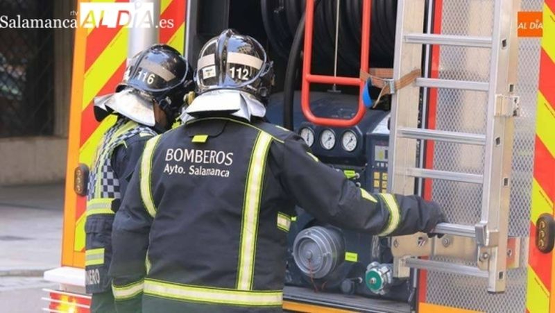 Los bomberos intervienen en un incendio en la calle Espronceda