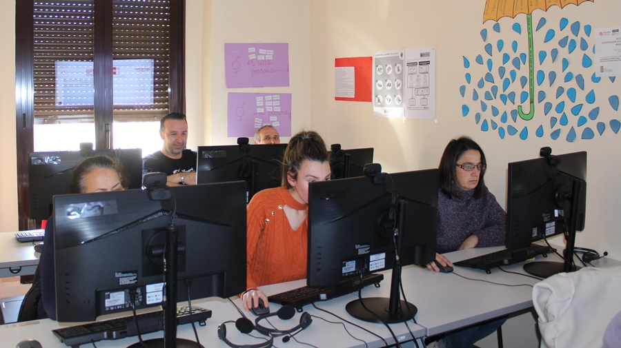 Cáritas imparte unas sesiones sobre competencias digitales