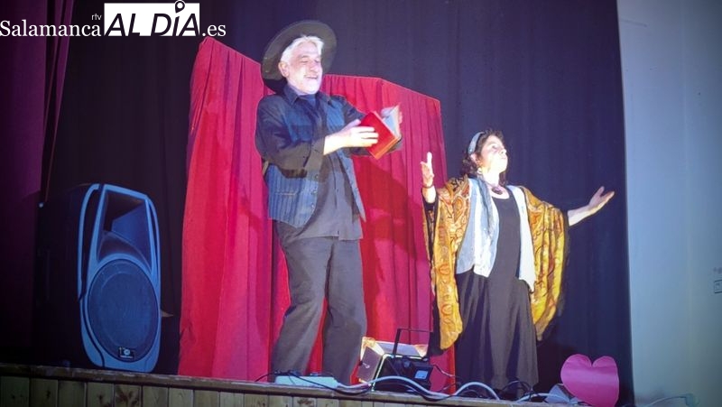 Telaraña teatro triunfa en Lumbrales con la obra En amor a dos