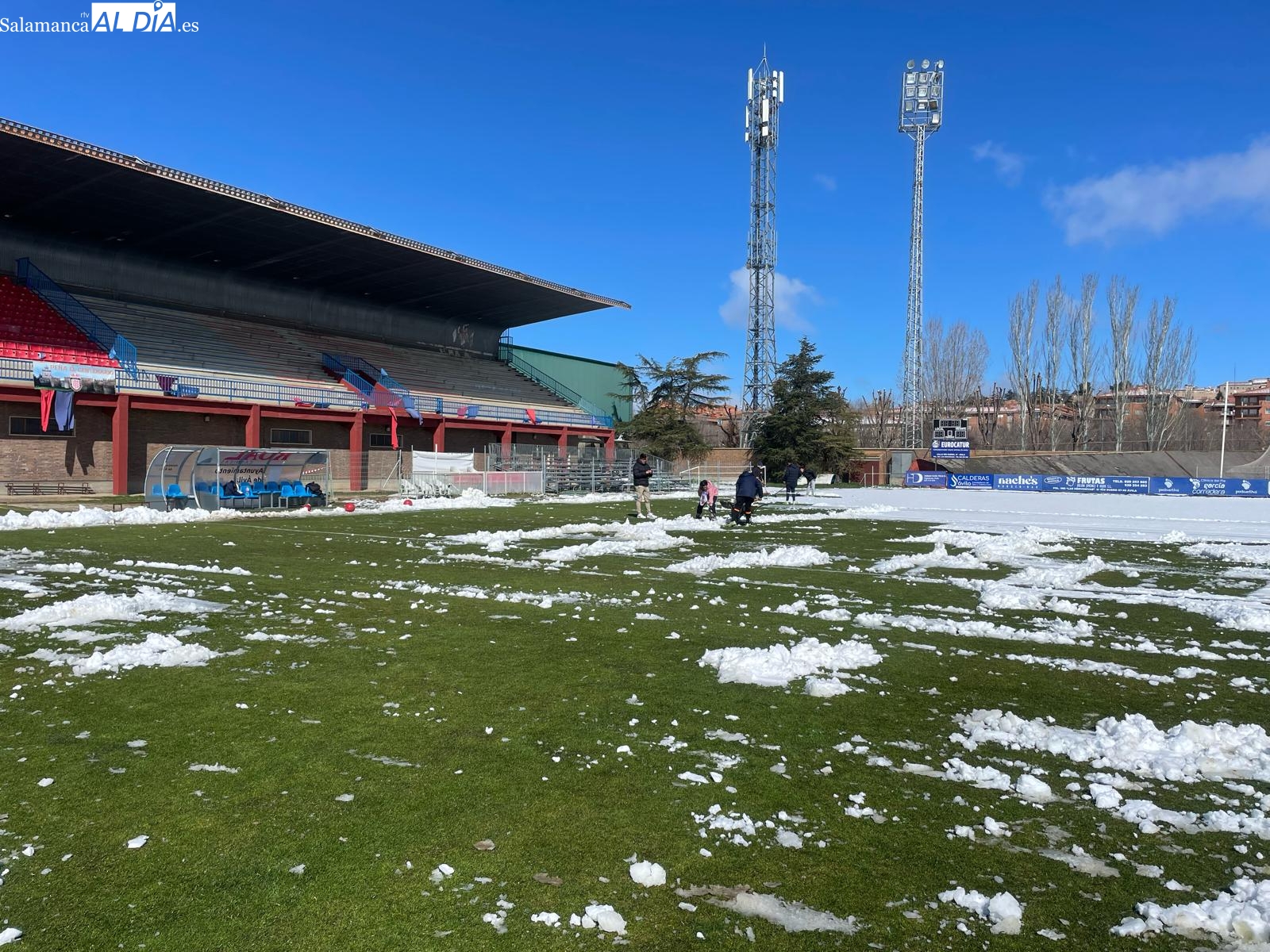 El Ávila - Salamanca UDS corrió riesgo de suspensión por la nieve y el club abulense pidió ayuda a los aficionados para retirarla