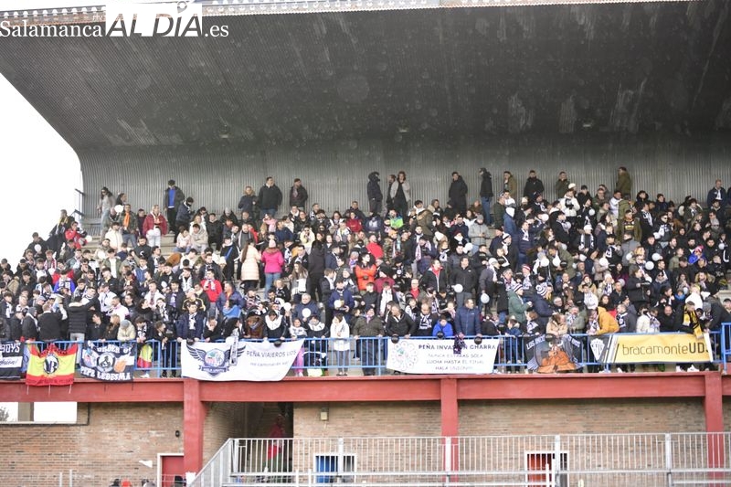 Alrededor de 400 aficionados del Salamanca UDS se presentan en Ávila: pirotecnia, recibimiento y casi medio Adolfo Suárez es suyo