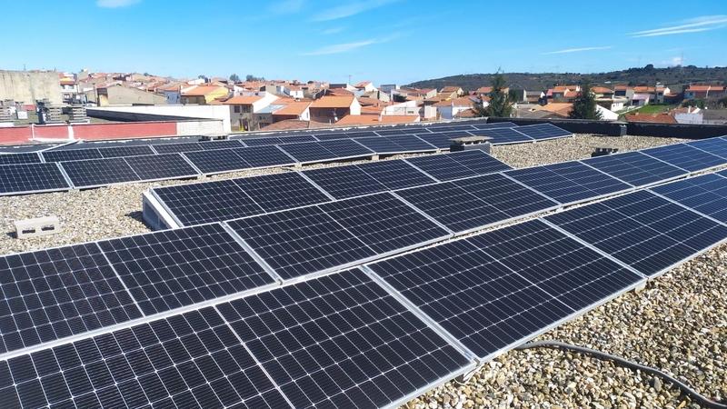 Pereña conecta a la red la instalación fotovoltaica de la residencia de mayores