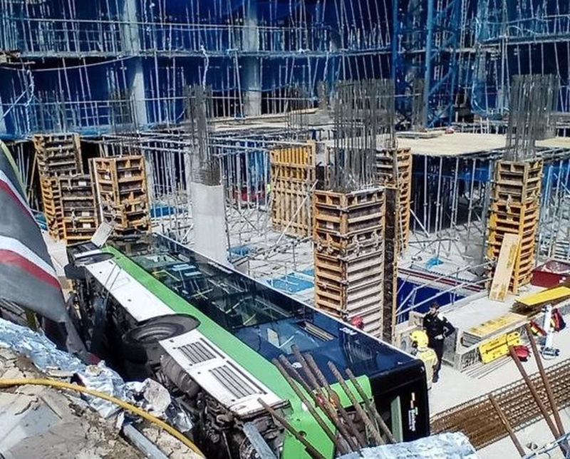 Cae un autobús con 25 personas en el interior de unas obras en Cornellà