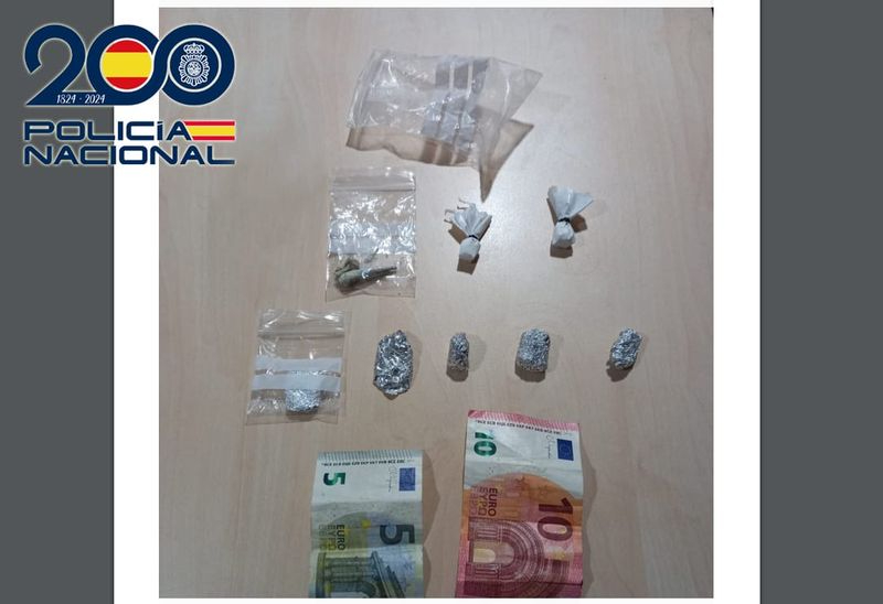 Detenido un varón por llevar escondido en uno de sus calcetines hachís y speed 