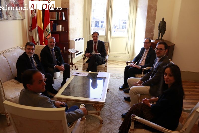 Reunión para ultimar los preparativos de los desfiles procesionales de la Semana Santa 