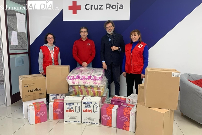 Saloro entrega a Cruz Roja Vitigudino un lote de productos de higiene personal y limpieza