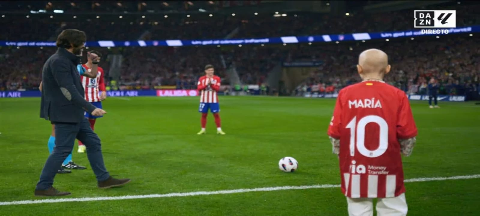 M4RÍA, la Princesa Futbolera Guerrera, hace el saque de honor en el Atleti - Barça
