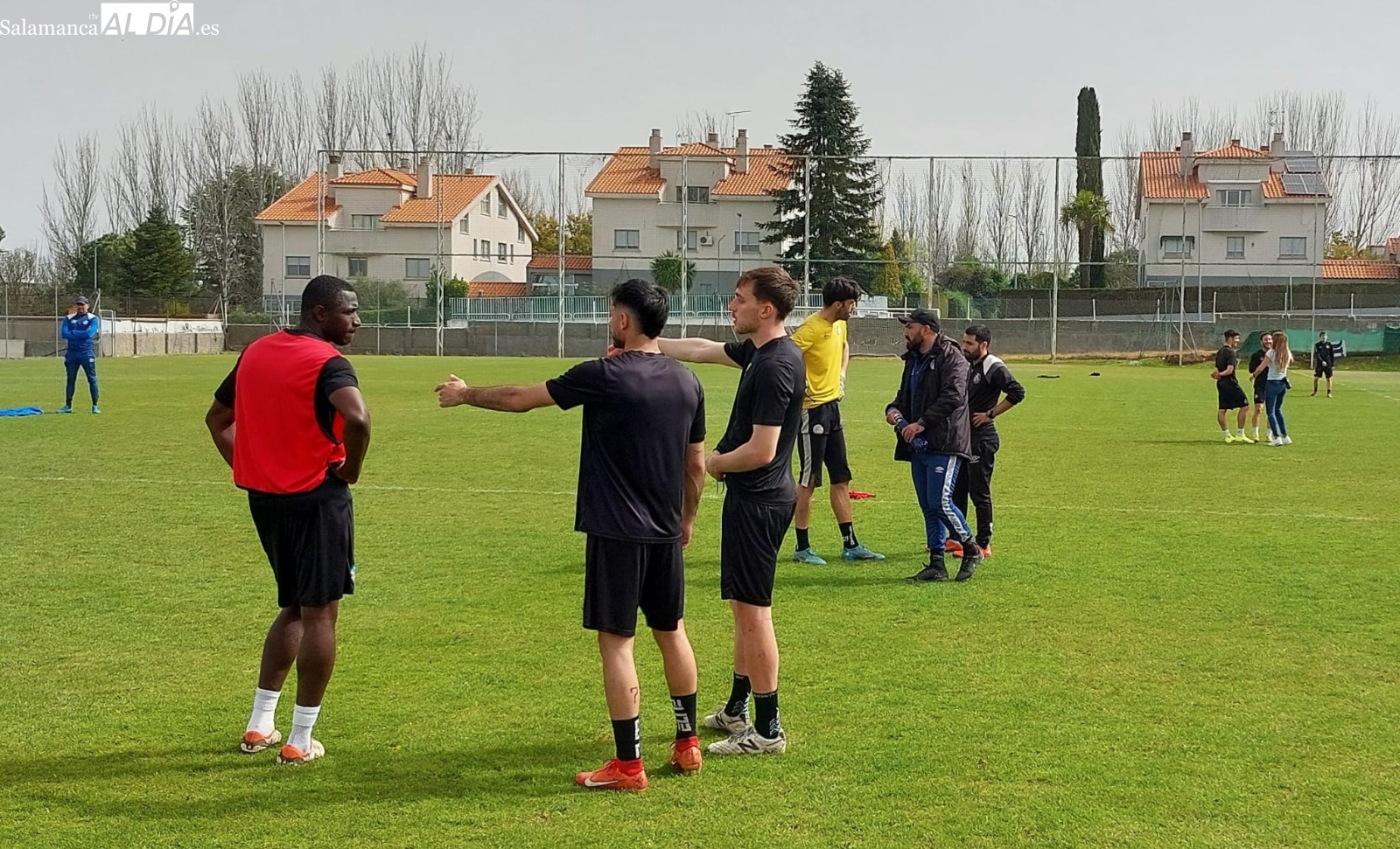 Charla Jon - Jehu al acabar el último entrenamiento del Salamanca UDS: el portero mira a Almazán entre algodones