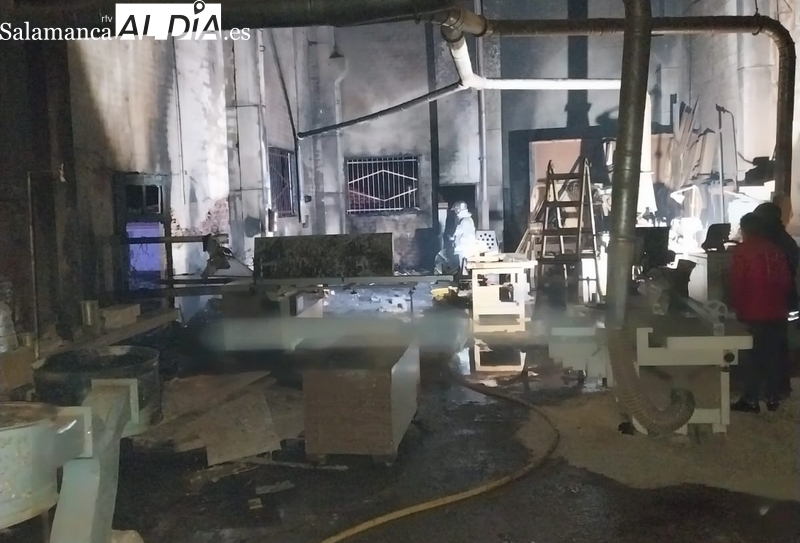 Bomberos de Vitigudino y Lumbrales sofocan un incendio en una carpintería de Lumbrales