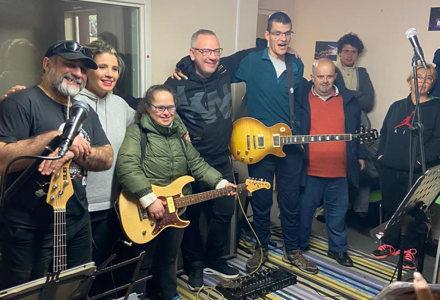 ‘Juntos para Jugar’ pasa un día musical en los locales de Farinato Sound