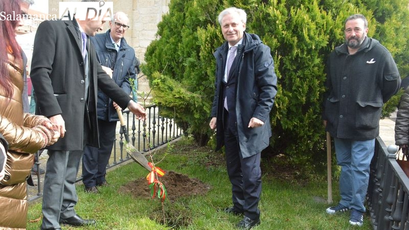 La Fregeneda pone al mal tiempo buena cara en su tradicional Fiesta del Almendro