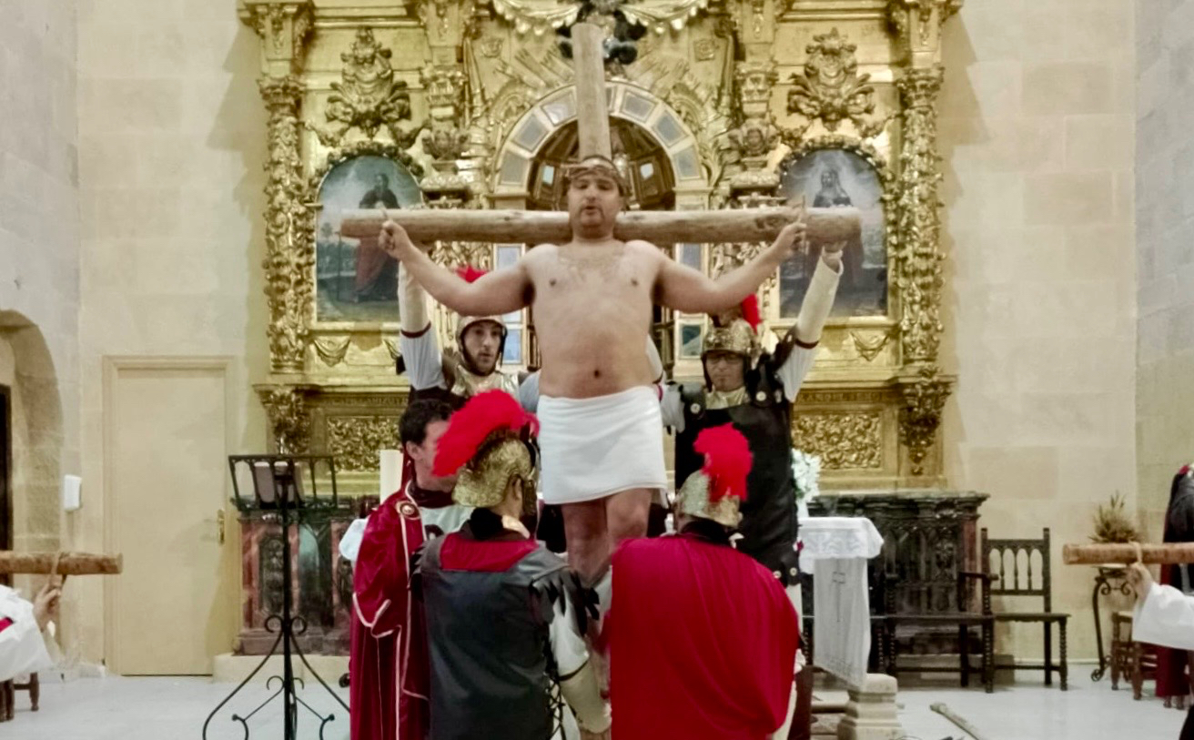La lluvia lleva a la parroquia el Via Crucis viviente de Villoruela pero no puede con su gran fuerza visual