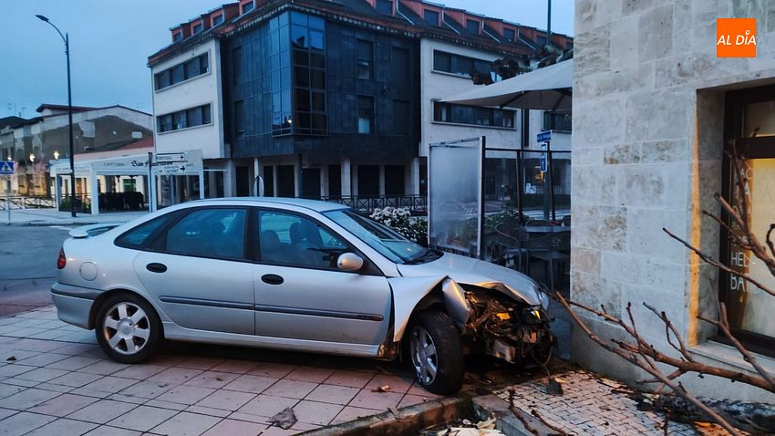 El conductor de un vehículo pierde el control en la rotonda de El Cruce