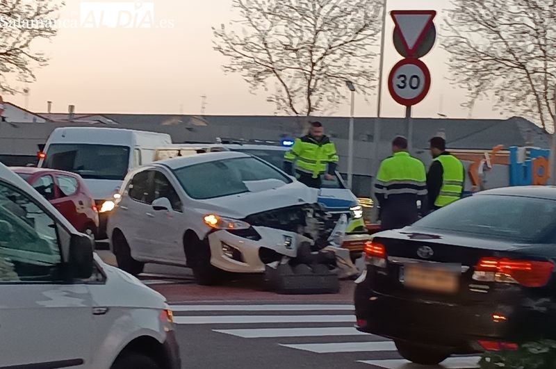 Destroza un semáforo en Puente Ladrillo, tras chocar con su vehículo