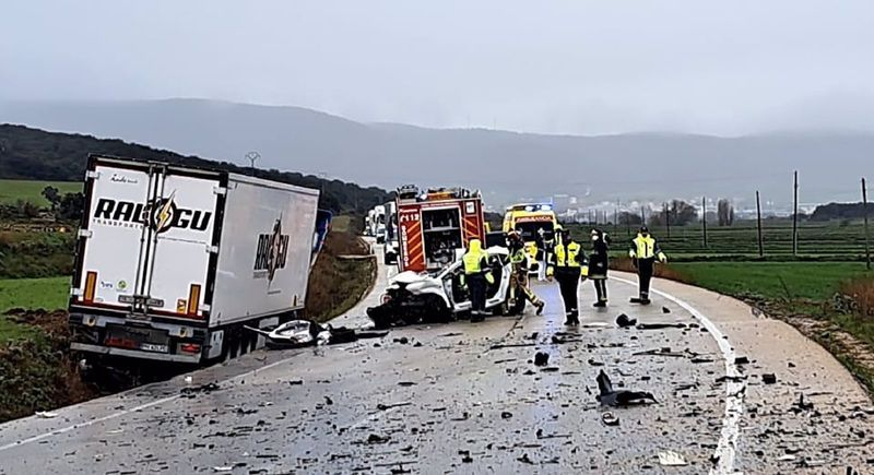 Tres fallecidos en una colisión entre un camión y un turismo en Soria 