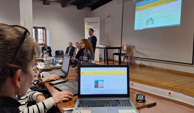 Cerca de 900 vecinos de 128 municipios salmantinos ya conocen las ventajas de la administración electrónica