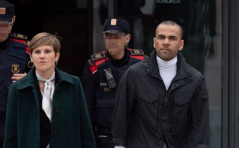 Dani Alves sale de prisión con la cabeza alta, mirada desafiante y seriedad en su rostro