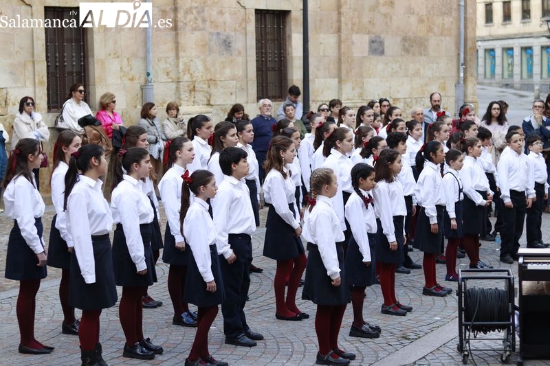El Precoro y Coro de Niños Ciudad de Salamanca emocionan y hacen vibrar a la plaza de San Boal