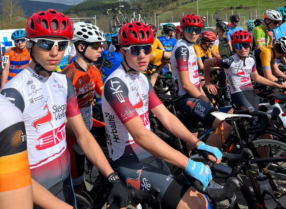 El equipo de Siega Verde concluye 7º entre los 35 participantes en la Aiarako Bira de Álava