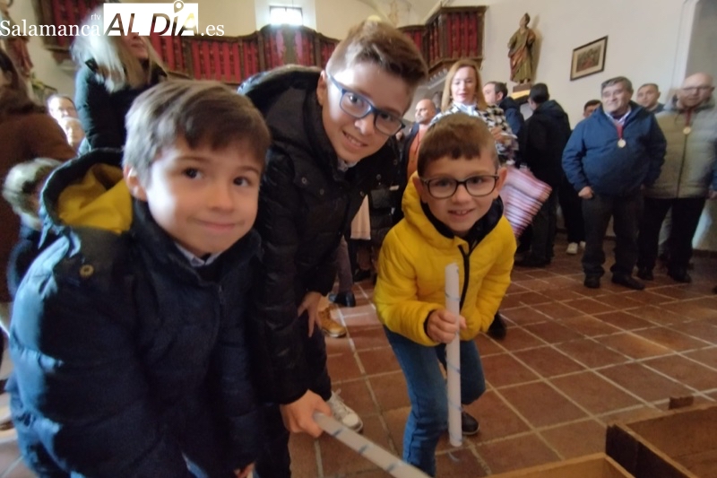 La lluvia lleva a la suspensión de la Procesión de la Vela y deja en San Luis la ofrenda de los más pequeños