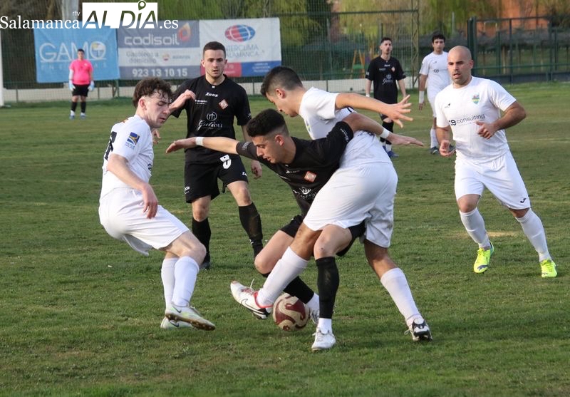 Reparto de puntos entre Alba de Tormes CF y UD Mirobrigense (1-1)