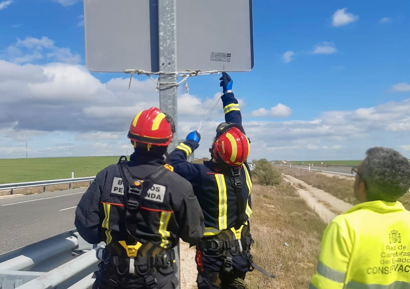 Los Bomberos de Peñaranda actúan de urgencia en la A-50 para asegurar la señalización afectada por el fuerte viento