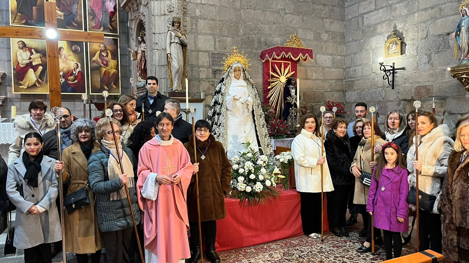 La cofradía de Nuestra Señora de la Soledad impone las medallas a sus nuevos cofrades durante su tradicional fiesta anual