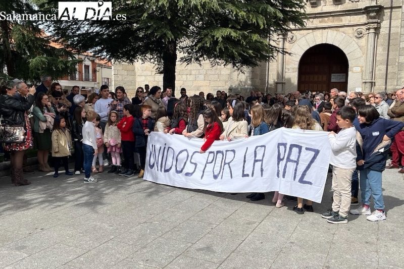 Los integrantes de la comunidad parroquial, unidos por la paz en un gran acto