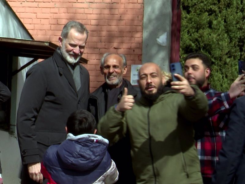 El Rey Felipe VI muestra su lado más cercano a la salida del entierro de su primo Fernando