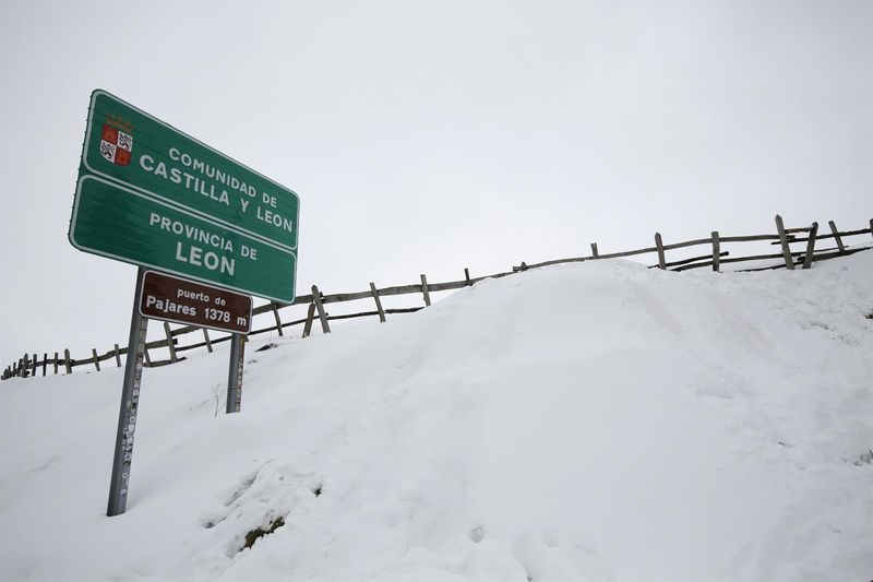 La nieve obliga a cortar carreteras en Burgos, León y Zamora
