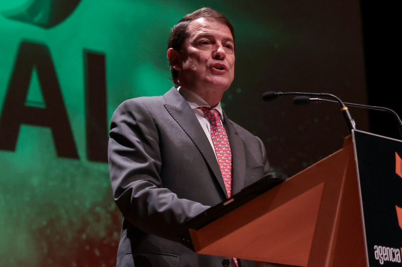 Son más necesarios que nunca medios de comunicación libres e independientes, afirma Mañueco