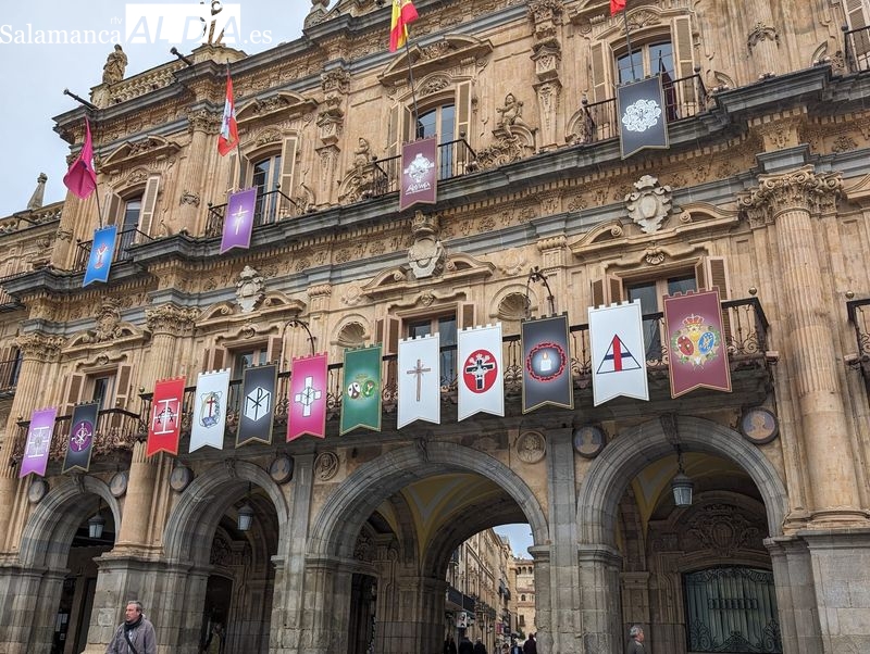 Los reposteros de las hermandades, cofradías y congregaciones salmantinas vuelven a la Plaza Mayor