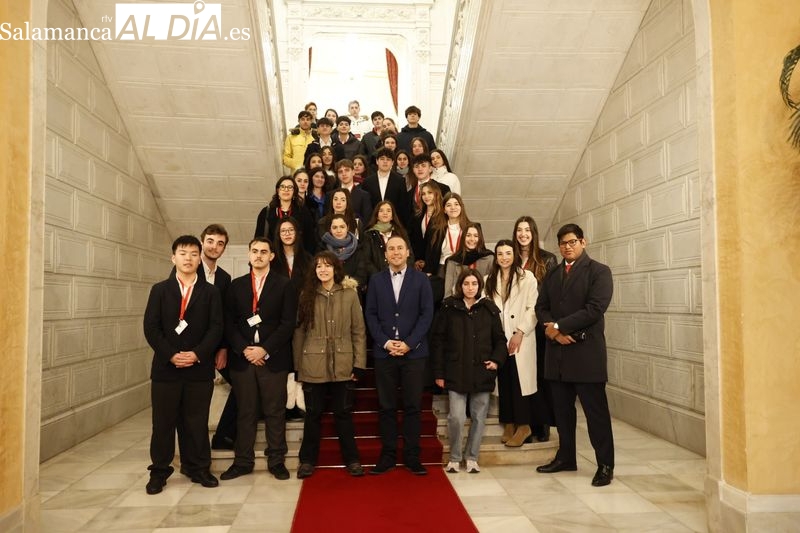 Alumnos de Bachillerato participantes en el congreso de la Red Educativa Arenales visitan el Consistorio 