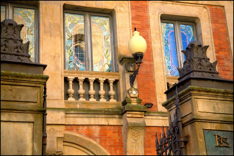 La puerta norte de la Casa Lis, la belleza modernista