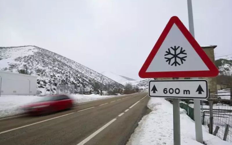 Atención conductores: cortada la carretera DSA-180 en La Hoya por nieve 