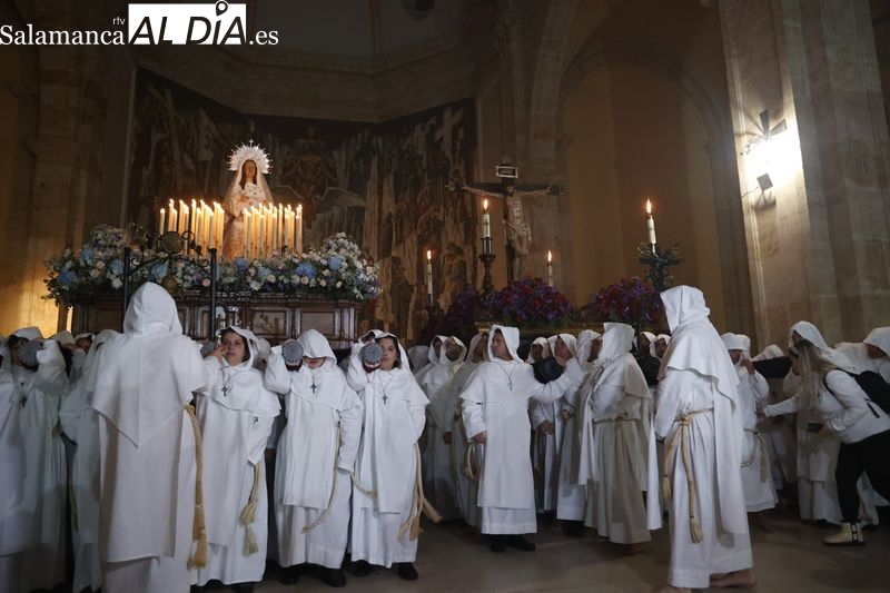 El Cristo del Amor y de la Paz procesiona en el interior del Arrabal por causa de la lluvia y el viento  