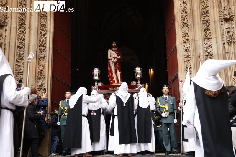 El Via Crucis se asoma a las puertas de la Catedral tras impedir la meteorología su procesión 