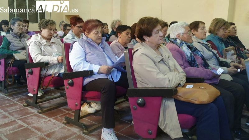 Las mujeres de Villa de Lumbrales homenajean a Carmen Martín Gaite en la celebración del Día del Libro