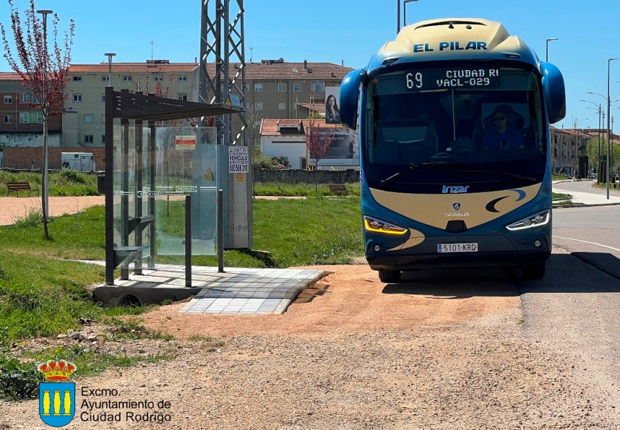 Instalada una marquesina de bus en la Glorieta del Seminario Diocesano