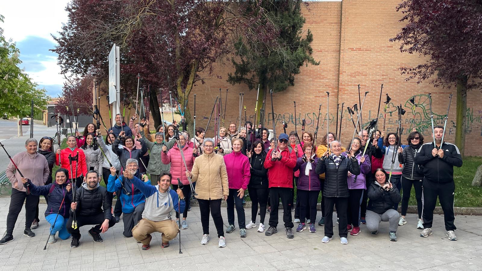 Un total de 40 personas participan en el primer taller de iniciación a la marcha nórdica